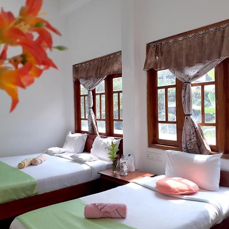 Subash Hotel Nallathanniya Esterno foto