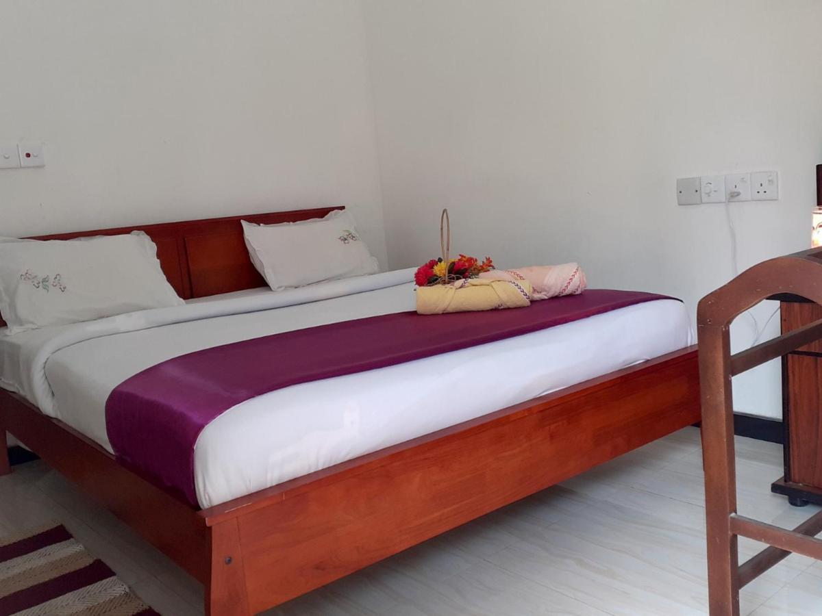 Subash Hotel Nallathanniya Camera foto