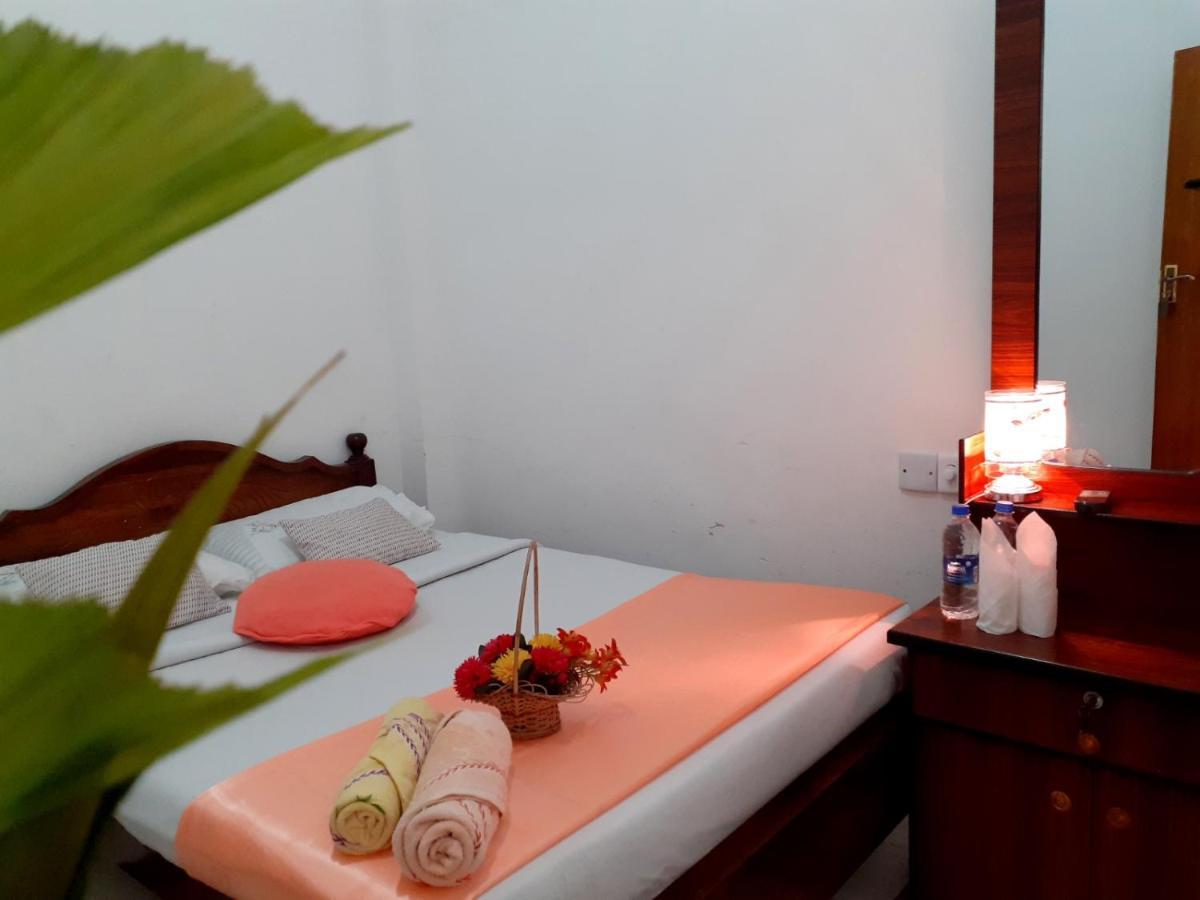 Subash Hotel Nallathanniya Esterno foto