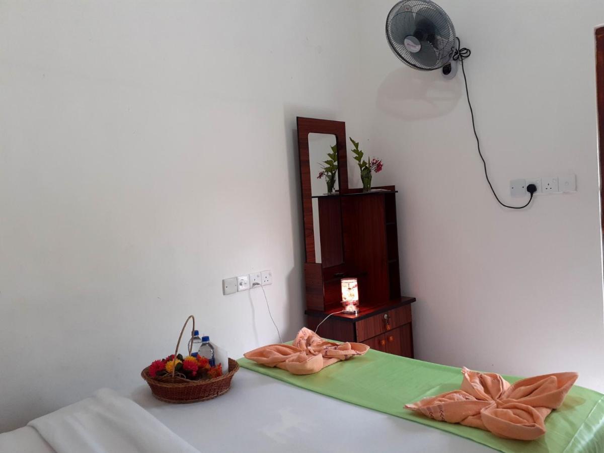 Subash Hotel Nallathanniya Esterno foto