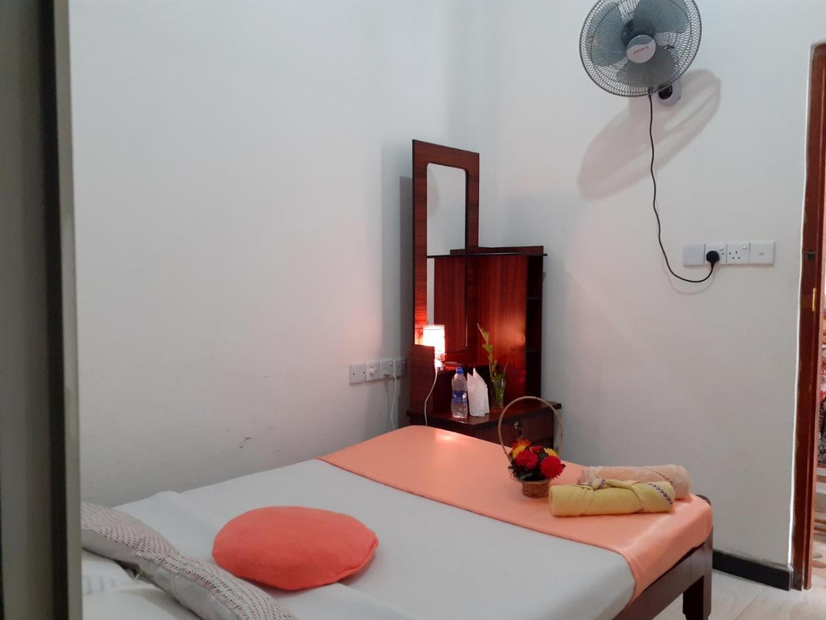 Subash Hotel Nallathanniya Camera foto