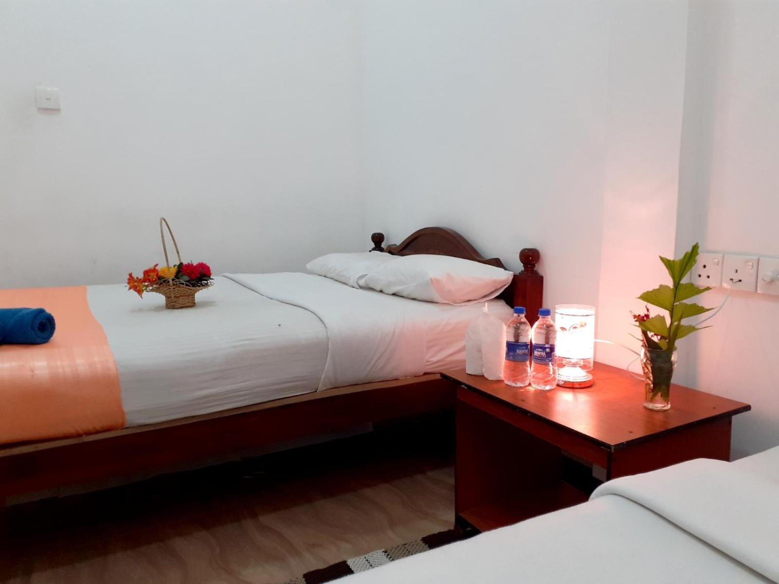 Subash Hotel Nallathanniya Esterno foto