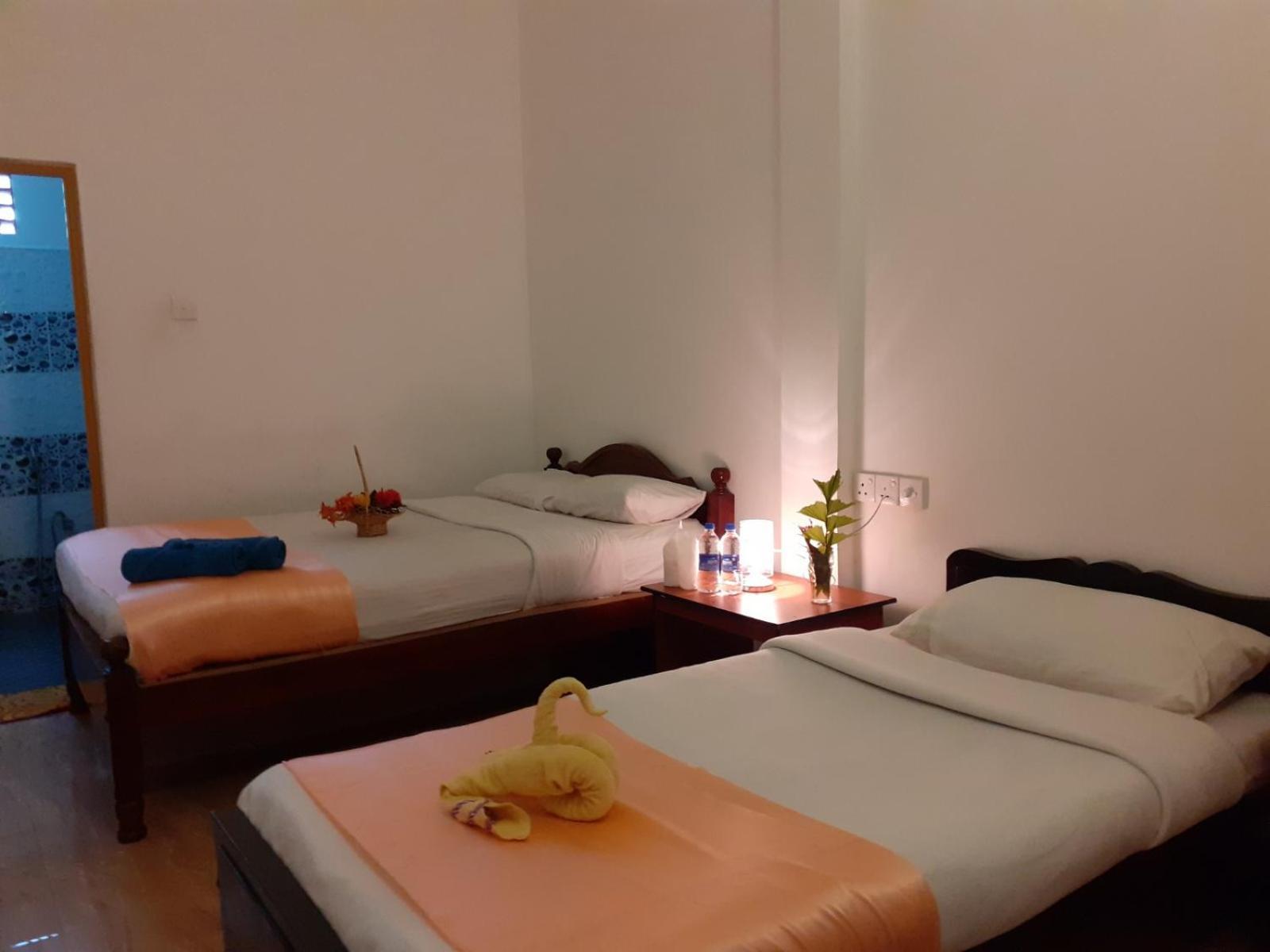 Subash Hotel Nallathanniya Esterno foto