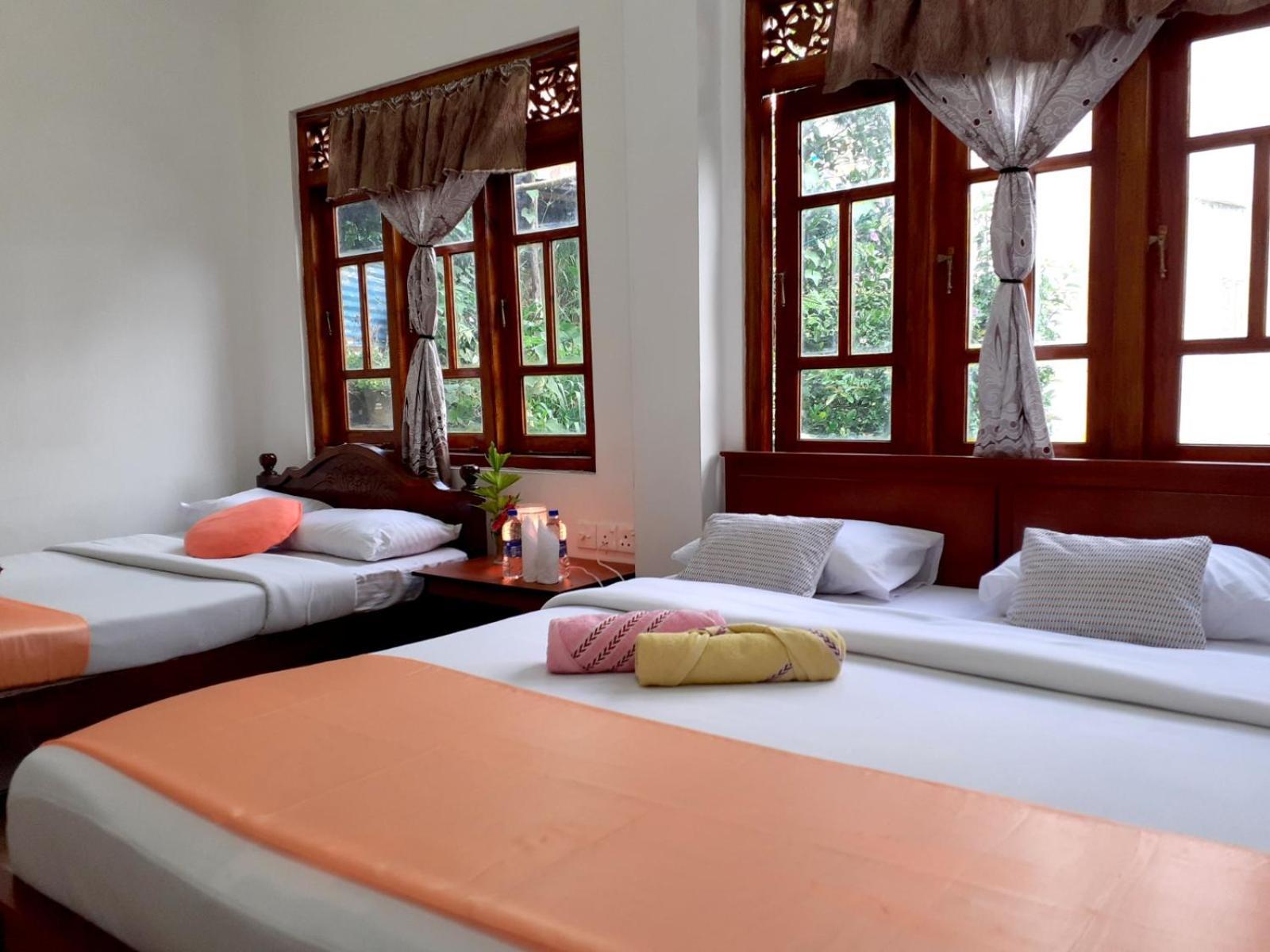 Subash Hotel Nallathanniya Esterno foto