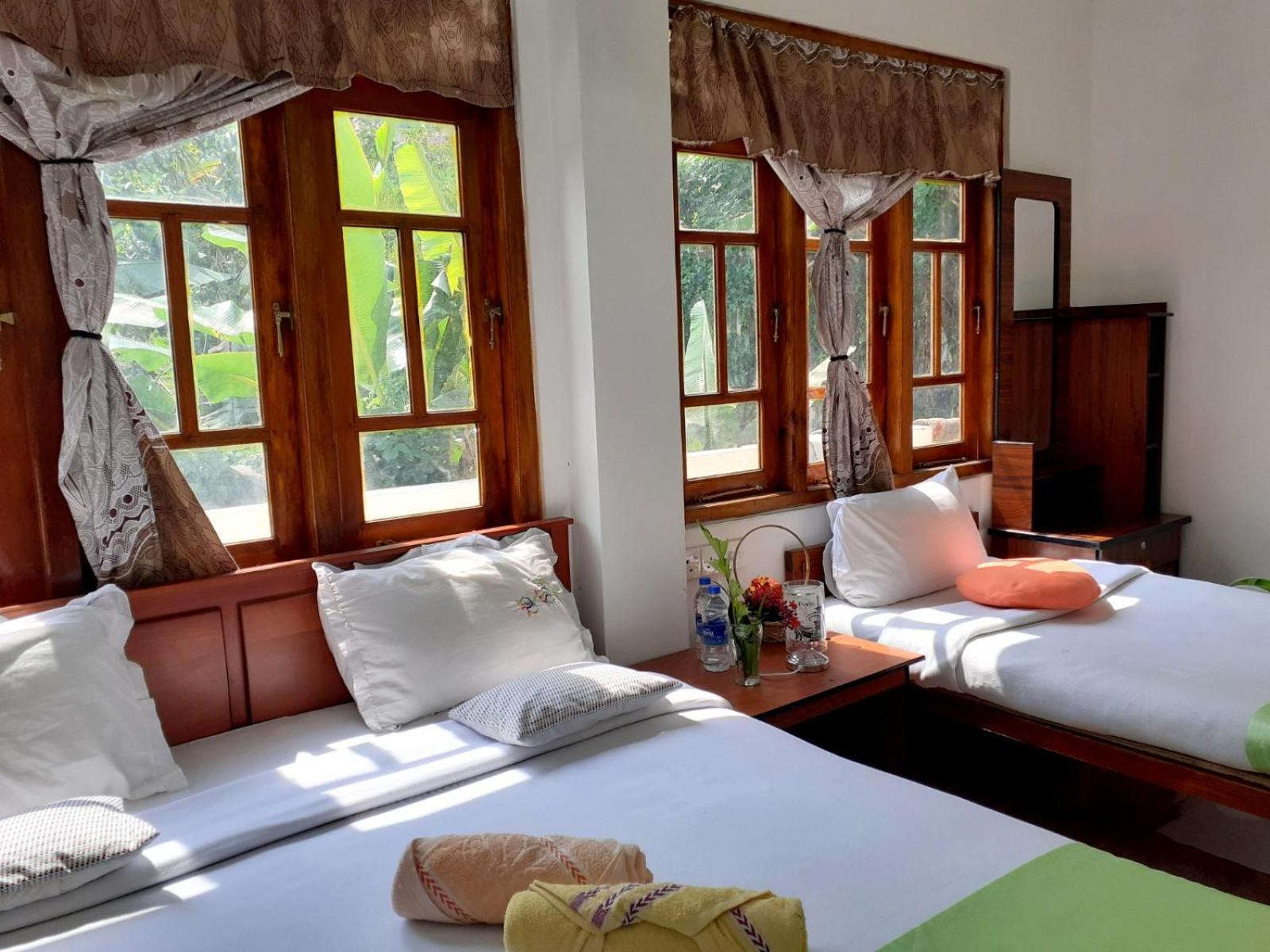 Subash Hotel Nallathanniya Esterno foto