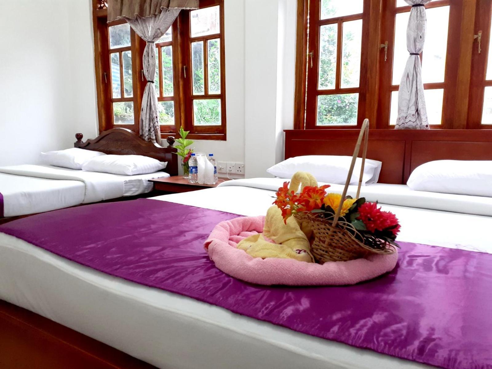Subash Hotel Nallathanniya Camera foto