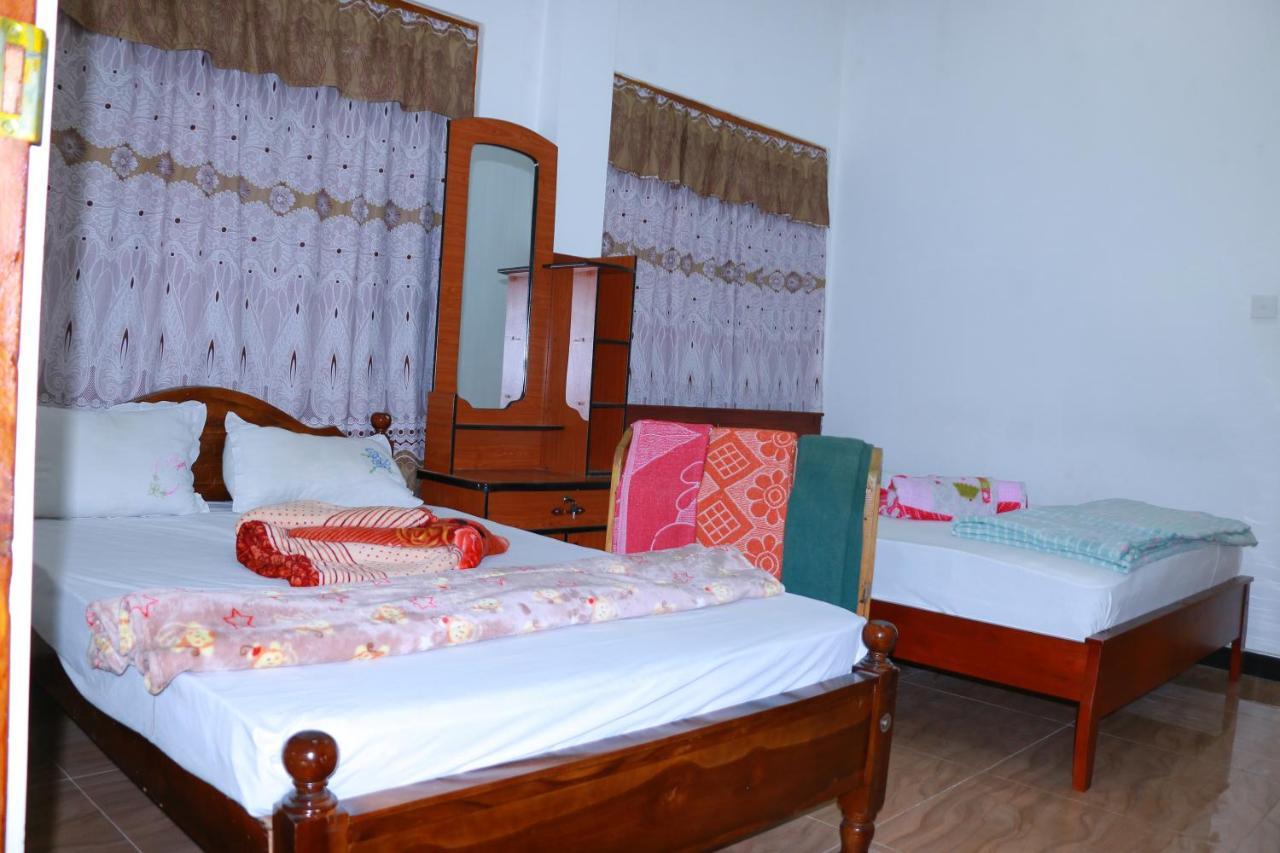 Subash Hotel Nallathanniya Esterno foto